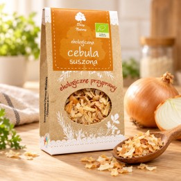 Ekologiczna cebula suszona Dary Natury 40 g – opakowanie, płatki suszonej cebuli na drewnianej łyżce i świeża cebula