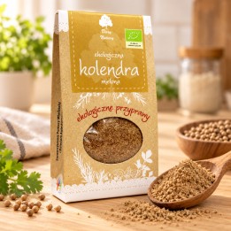 Kolendra mielona EKO 30g Dary Natury – opakowanie i przyprawa na drewnianym blacie