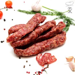 Kiełbasa podsuszana, tradycyjna wędlina wieprzowa, intensywnie aromatyczna, idealna na kanapki i deski wędlin.