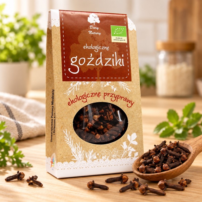 Ekologiczne Goździki 30g Dary Natury - opakowanie i przyprawa na drewnianym blacie