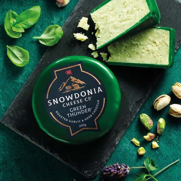 Käse Cheddar Snowdonia Green Thunder – Knoblauch und Kräuter | super-stek.pl