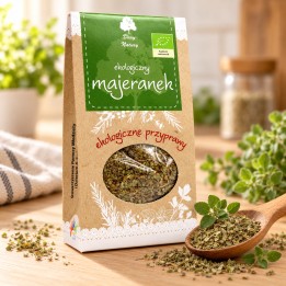 Majeranek ekologiczny 15g Dary Natury – opakowanie i przyprawa na drewnianym blacie
