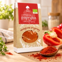 Papryka czerwona słodka mielona EKO 50g Dary Natury – opakowanie i przyprawa na drewnianym blacie