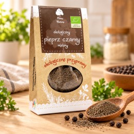 Pieprz czarny mielony EKO 50g Dary Natury – opakowanie i przyprawa na drewnianym blacie