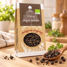 Pieprz kubeba EKO 30g Dary Natury – opakowanie i przyprawa na drewnianym blacie