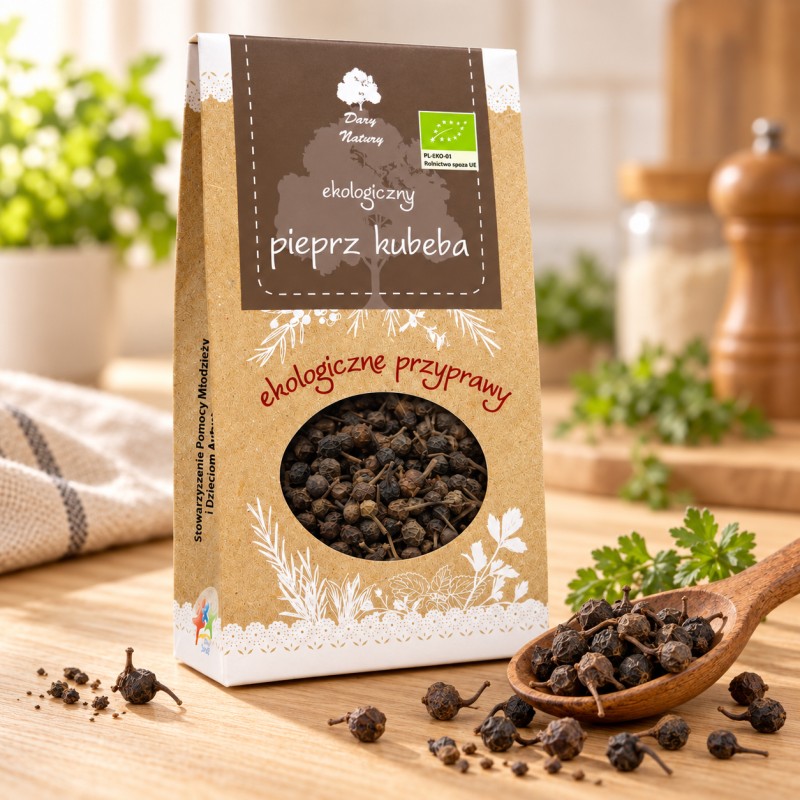 Pieprz kubeba EKO 30g Dary Natury - opakowanie i przyprawa na drewnianym blacie