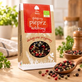 Pieprz kolorowy EKO 30g Dary Natury – opakowanie i przyprawa na drewnianym blacie