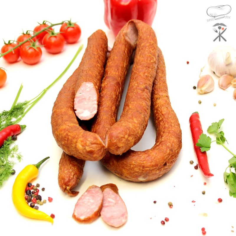 Kiełbasa weselna, tradycyjnie wędzona wędlina wieprzowa, soczysta i aromatyczna, idealna na kanapki i deski wędlin.