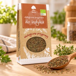 Przyprawa do indyka EKO 50g Dary Natury – opakowanie i przyprawa na drewnianym blacie