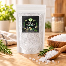 Sól morska gruba - uzupełniacz EKO 380g Dary Natury – opakowanie i przyprawa na drewnianym blacie
