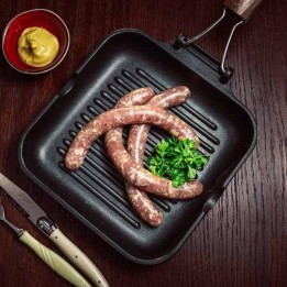 Kiełbasa biała cienka, tradycyjna wędlina wieprzowa, delikatna i aromatyczna, idealna do gotowania, pieczenia i grillowania.