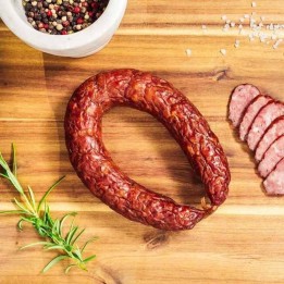 Kiełbasa leśna podsuszana, tradycyjna wędlina wieprzowa, aromatyczna i wyrazista, idealna na kanapki i deski wędlin.