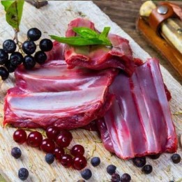 Żeberka z sarny – delikatne mięso idealne do pieczenia i grillowania