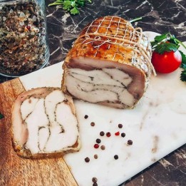 Rolada drobiowa, delikatne mięso drobiowe, soczysta i aromatyczna, idealna na kanapki i do dań obiadowych.