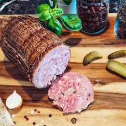 Rolada cielęca, soczyste i delikatne mięso cielęce, aromatyczna wędlina premium, idealna na kanapki i do dań obiadowych.