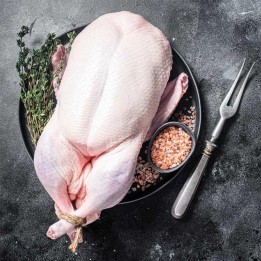 Tuszka kaczki pekin z podrobami – idealna na pieczeń
