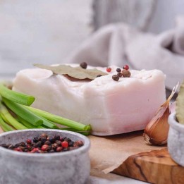Słonina solona, tradycyjna wędlina wieprzowa, aromatyczna i soczysta, idealna na kanapki i do smażenia.