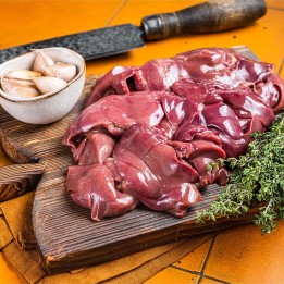 Świeża wątróbka z gęsi na patelni z karmelizowanymi jabłkami i cebulą – idealna do smażenia i foie gras.