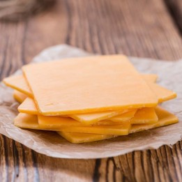 Cheddar Mild White – delikatny ser w plastrach, idealny do kanapek | super-stek.pl