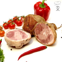 Golonka tradycyjnie parzona, soczyste mięso wieprzowe, delikatne i aromatyczne, idealne do dań obiadowych i na zimno.