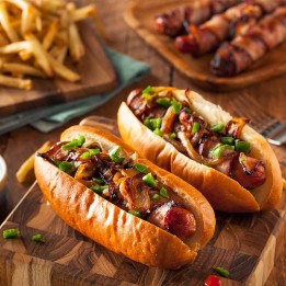 Zestaw do domowych hot dogów, bułki, parówki z szynki i bekon szwarcwaldzki, idealny do podsmażenia i zawinięcia.