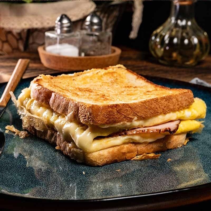Zestaw do domowych tostów, chleb pszenny, prosciutto cotto i ser cheddar, idealny na tosty z patelni na maśle.