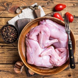 Tuszka królika podzielona na porcje, delikatne mięso królicze, naturalne, pakowana próżniowo, bez konserwantów.