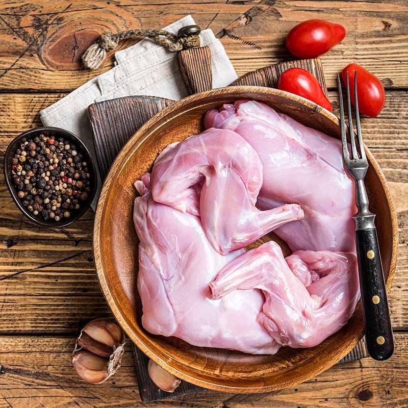 Tuszka królika podzielona na porcje, delikatne mięso królicze, naturalne, pakowana próżniowo, bez konserwantów.