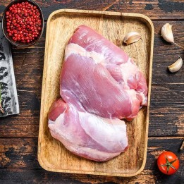 Udziec z indyka bez kości i skóry, świeże chude mięso drobiowe, naturalny produkt pakowany próżniowo