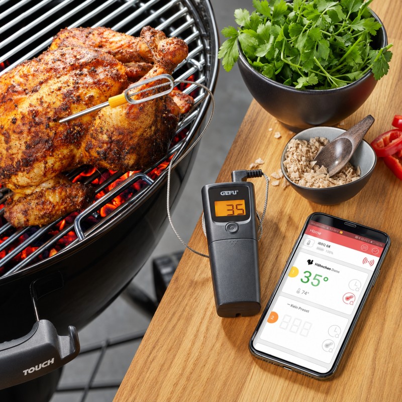 Termometr bluetooth do mięsa GEFU CONTROL – termometr i telefon podczas grillowania kurczaka